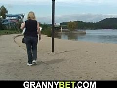 Bunica blondă matură se poartă obraznic cu un străin în public