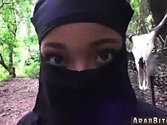 Adolescentes vestidos com hijab fazem sexo ao ar livre pela primeira vez em um vídeo de realidade