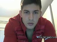 Straight Hunk wird von einem schwulen Amateur vor der Webcam beglückt