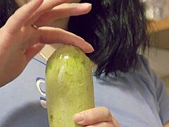 Vidéo de fétichisme maison hardcore d'insertion anale extrême avec des légumes dans la cuisine