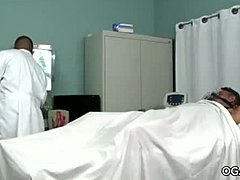 Latynoski lekarz przyjmuje pacjenta w scenie hardcorowego seksu