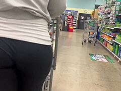 Walmart flasher montre le gros cul de maman en public