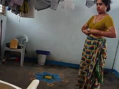 אישה אינדיאנית שעירה מתפשטת ומפגינה את השחי השעיר שלה ב-HD
