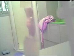 Kamera tersembunyi menangkap mata-mata kamar mandi intim ibuku