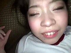 Asiatisk teenager får hendes hårløse fisse banket
