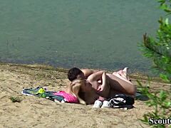 Una coppia amatoriale tedesca si registra segretamente mentre fanno sesso sulla spiaggia