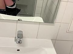ロシアの熟女シュガーナディアは,空港のトイレで脱いでセックスします