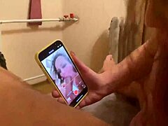 Rosyjska MILF w pończochach zaspokaja swojego męża-kuraka głębokim ruchem oralnym przez telefon
