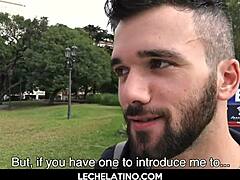 A POV videóban egy szőrös latin férfit kopaszul dugnak