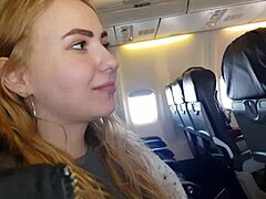 Bella Murs Memberi Blowjob dan Handjob Awam Liar di dalam Pesawat