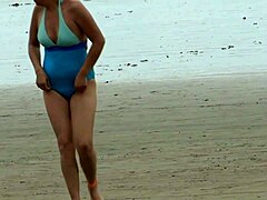Latina Mulona viser frem sine onaniferdigheter på stranden og blir knullet av stedsønnen med stor kuk