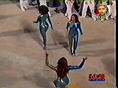 Латиноамериканки раздеваются на бразильском карнавале для горячей танцевальной сцены