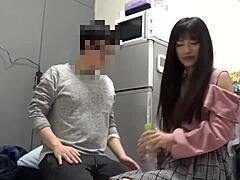 Japonská dáma je vyzvednuta a tvrdě šuká v koupelně