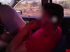 Una pareja mexicana se pone traviesa en un auto hasta que la policía los separa