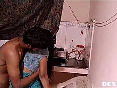 Indiase rijpe vrouw wordt krachtig in haar anus geramd in de keuken