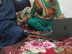 パキスタン人女の子はラップトップでポルノを見ていると捕まえて汚い言葉を使ってすべての穴にふけられる