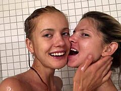 Katrina ve arkadaşının birlikte buharlı duşta olduğu 18 yaşındaki kızlar