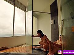 نقود كولومبية مبادلة لممارسة الجنس في الحمام مع اثنين من الأصدقاء