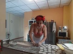 (ريجينا نوير) ، المغرية، تهيمن على عبدها المذعن في المطبخ
