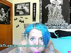Payudara alami dan payudara kecil dalam pertunjukan webcam yang panas