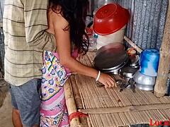 Een rijp Indiase stel onderzoekt interraciale keukensex op webcam