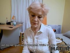 O bătrână cehă cu păsărica rasă cere unui bărbat un partener sexual într-un videoclip mature4k