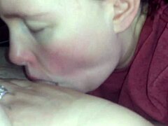 Ερασιτέχνης σύζυγος κάνει πίπα και καταπίνει σπέρμα σε καυτό βίντεο