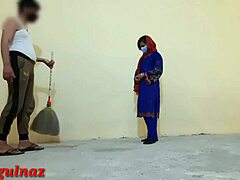 Desi, servitoarea, este pedepsită și face sex anal în videoclipul indian