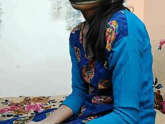Een amateurpaar geniet van zelfgemaakte kutje neuken met een Hindi stem