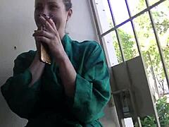 يشاهد الزوج المتعصب هيلينا برايس وهي تدخن وتشرب في فيديو للشعوذة