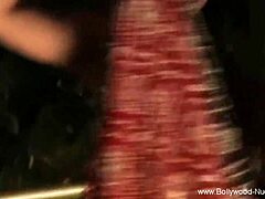 Intialainen ruskeaverikkö kiusaa ja tanssii aistillisesti