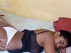 Myllena Risques, estrela pornô de Ebony, faz uma sensual performance anal