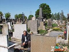 Il nonno e la nipote fanno sesso duro vicino al cimitero
