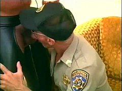 Policijski policist fafa mišičastemu medvedu v usnjenih čevljih