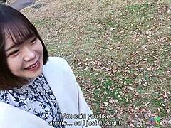فيديو إباحي ياباني مراهق يظهر أيومي من طوكيو وهي تتلقى أصابعها وتلعق مهبلها