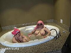 Artimesia's Big Tits Mendapat Massage Sensual di Bathtub