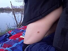 Pravo jebanje v rit ob jezeru z biseksualnim parom