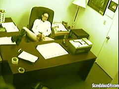Amateur-secretaresse geniet van haar vingers op spioncamera