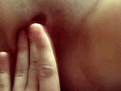 Une fille amateur de 18 ans se fait plaisir avec ses doigts avant de se faire baiser par son meilleur ami