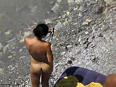 אישה ברונטית נהנית מצלמת נסתרת על החוף