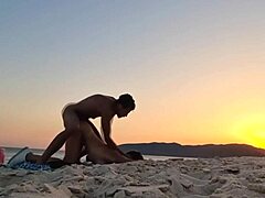 Amatörpar möts på stranden vid solnedgången