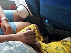 女の子は公共のバスの中でハンドジョブをし,精液を飲みます