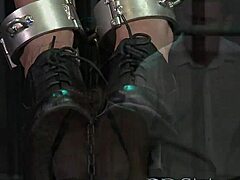 Podmornice z velikimi prsmi so dominirane in udarjene v BDSM videu