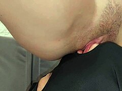 Amatorskie siedzenie na twarz prowadzi do silnego orgazmu z lizaniem cipki