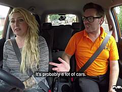 Sex în aer liber cu o MILF blondă curbată în mașină
