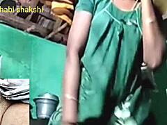 Une adolescente indienne poilue exhibe ses gros seins et son vagin poilu lors d'un appel WhatsApp