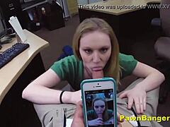 Busty blondynka z ogoloną cipką otrzymuje zapłatę za seks przed ukrytą kamerą