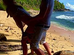 ممارسة الجنس في الهواء الطلق: تجربة شاطئ عارية