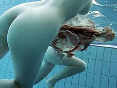 Две задивљујуће жене се прљају у базену