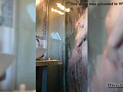 O fată cu pradă mare se masturbează sub duș într-un videoclip solo fierbinte